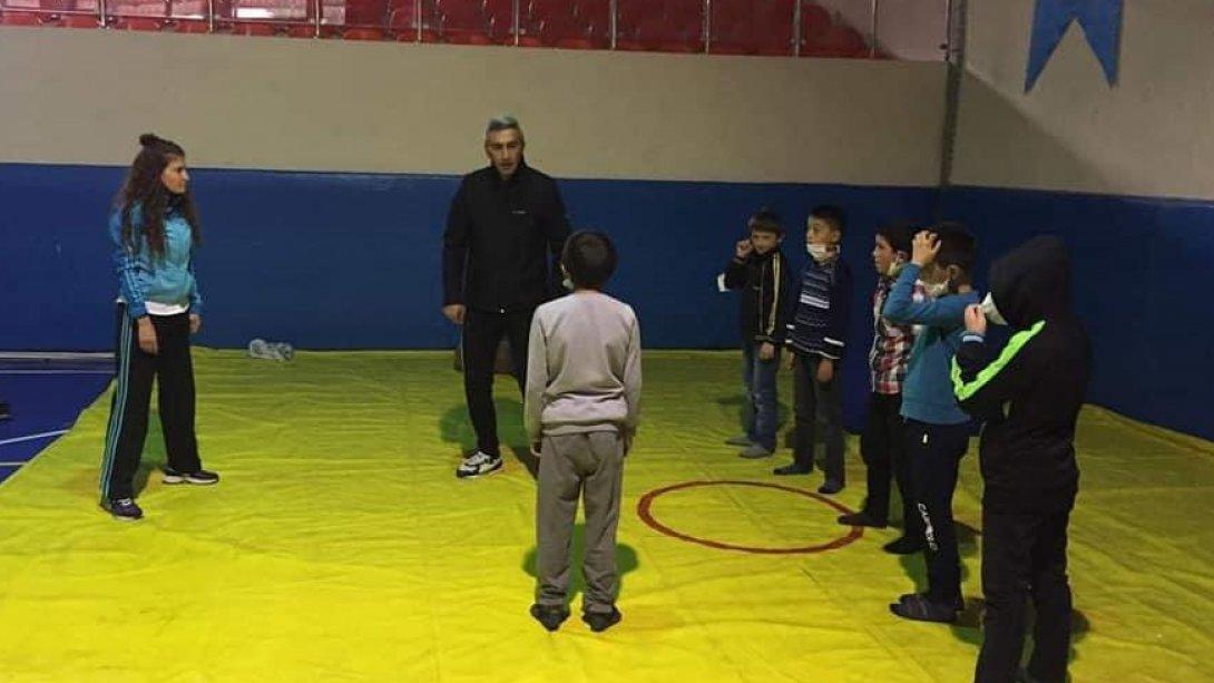 Halk Eğitim Merkezi Müdürlüğümüz Bünyesinde Güreş Yıldızlar Kursumuz İlçe Spor ve Gençlik Müdürlüğü Salonunda Açılmıştır...