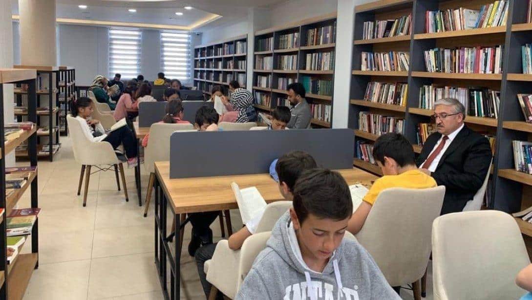 KURUM AMİRLERİMİZ ÖĞRENCİLERLE KİTAP OKUYOR...