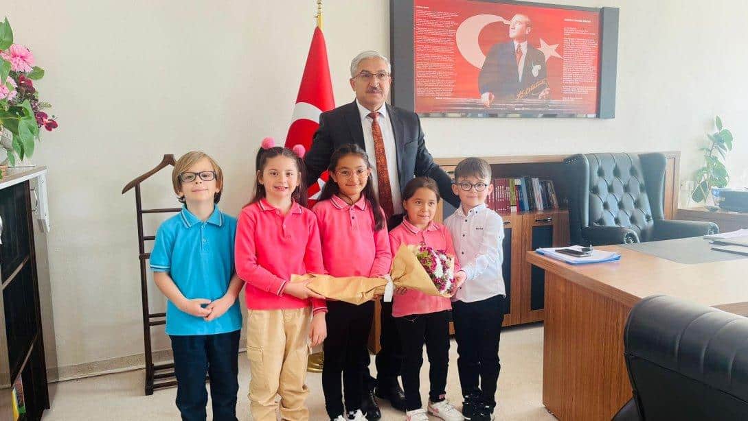 23 Nisan Ulusal Egemenlik ve Çocuk Bayramı dolayısıyla Başçiftlik İlkokulu öğrencilerimiz İlçe Millî Eğitim Müdürümüz Sayın Cevdet AVŞAR' ı ziyaret etti.