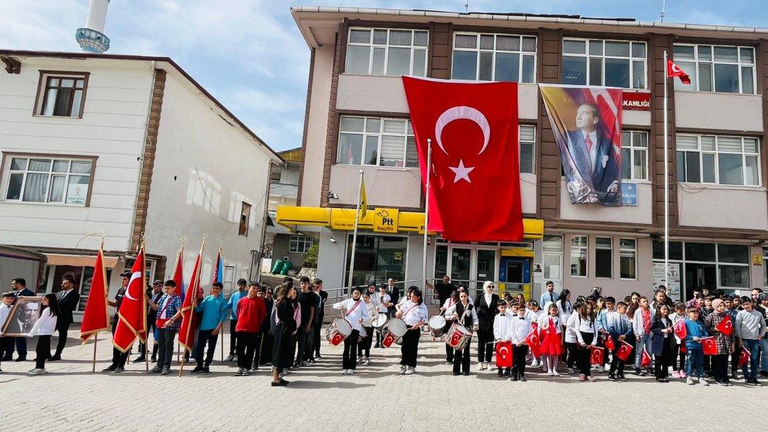 İlçemizde 23 Nisan Ulusal Egemenlik ve Çocuk Bayramı İlçe Milli Eğitim Müdürümüz Sayın Cevdet AVŞAR' ın Atatürk Anıtı'na Çelenk Sunması ile Başladı.  