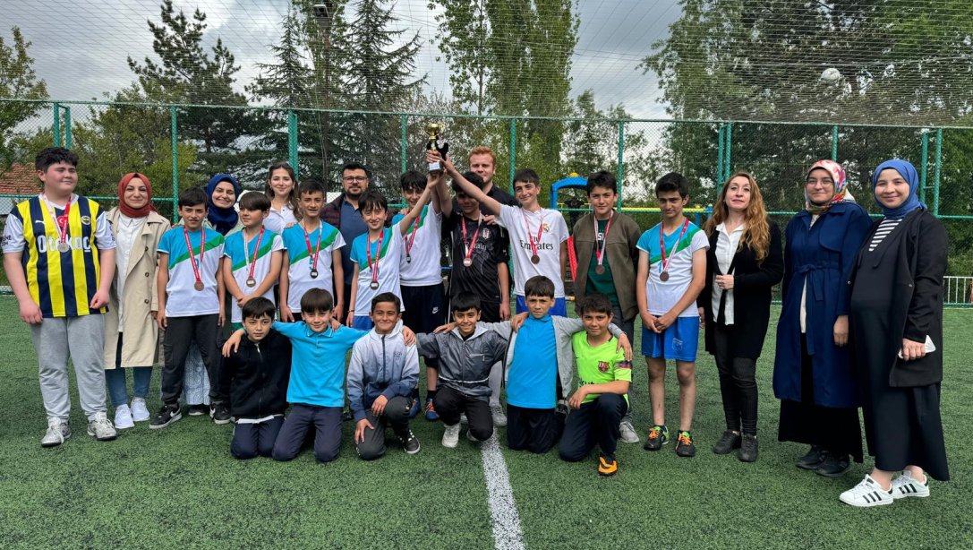19 Mayıs Gençlik ve Spor Haftası kapsamında, Başçiftlik Ortaokulu Futbol Takımı ile Hatipli Şehit Birol Şimşek Ortaokulu Futbol Takımı öğrencileri arasında yapılan Futbol Turnuvasında Başçiftlik Ortaokulu Öğrencileri Şampiyon olmuştur.